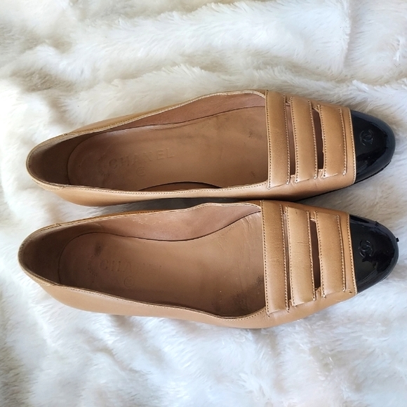 Authenticated CHANEL Tan Leather flats with black toe cap, size 37.5 / 7 - Picture 2 of 11